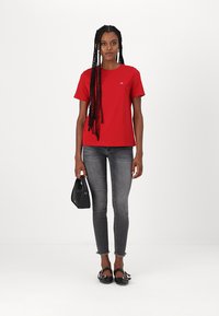 GANT SHIELD - Paprasti marškinėliai - ruby red
