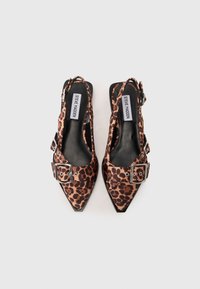 Slutna tå slingback klackar med ett leopardmönster. Tillverkade av tyg med en svart sula, och de har en bred spänneaccent.