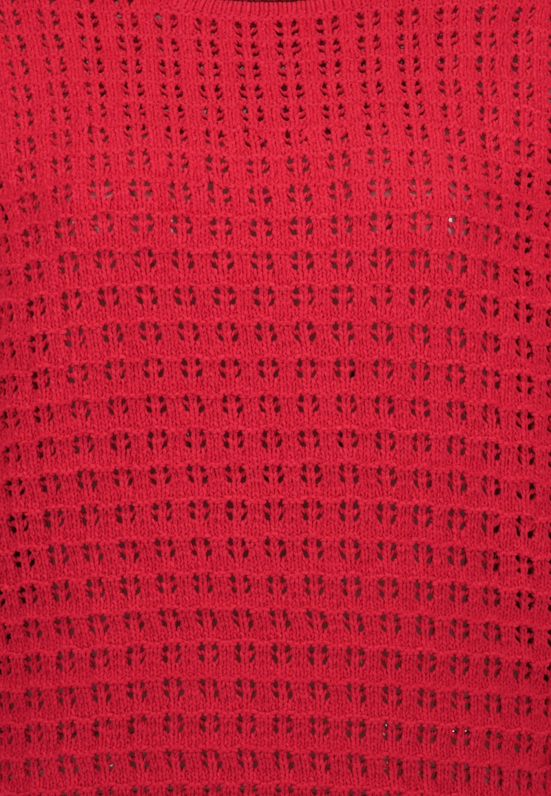 Czerwony sweter z dzianiny z fakturowanym, ażurowym wzorem z małymi kształtami w romby. Klasyczny okrągły dekolt, przewiewny i lekki design.