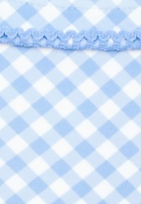 Blau-weißes Vichy-Muster mit einer gewellten Kante. Die Quadrate sind gleichmäßig groß, was ein kariertes Design ergibt. Glatte Textur.