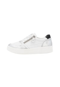 Sneakers blancs avec des accents argentés, présentant un dessus texturé, des lacets et une fermeture éclair extérieure ; semelle en caoutchouc avec un motif traité.