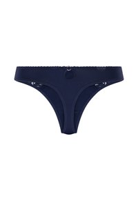 Himbeerblaues Damen-String mit einem kleinen dekorativen Ring vorne und Spitzenornamenten an den Seiten, vor einem weißen Hintergrund.