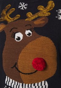 Gestrickter Pullover mit Rentiermotiv, das ein braunes Gesicht, goldene Pailletten-Geweihe und eine rote Bommelnase auf dunklem Hintergrund zeigt.