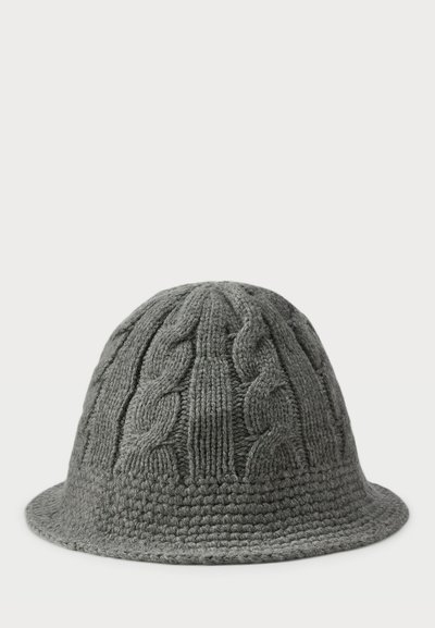 Siv svetrovan klobuk z zaobljenim vrhom in širokim, ravnim robom. Ima teksturiran pleten vzorec po površini. Mehek, debel material.