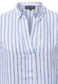 Leinenhemd mit vertikalen blauen und weißen Streifen, einem Kragen und einem V-Ausschnitt-Design. Leichte Textur, lässige Passform.