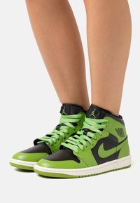 Jordan AIR JORDAN 1 MID - Visoke tenisice - black/altitude green/sail