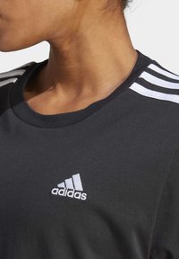 adidas Sportswear ESSENTIALS 3 STRIPES SINGLE CROPPED - Potiskana majica - black   white