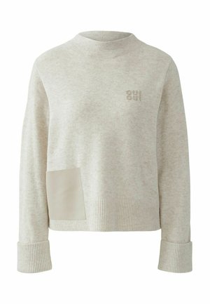 Hellgrauer, strukturierter Pullover aus weichem Material mit einem Stehkragen, einem gerippten Saum und einem dezenten Lederpaneel auf der Vorderseite für zusätzliche Details.