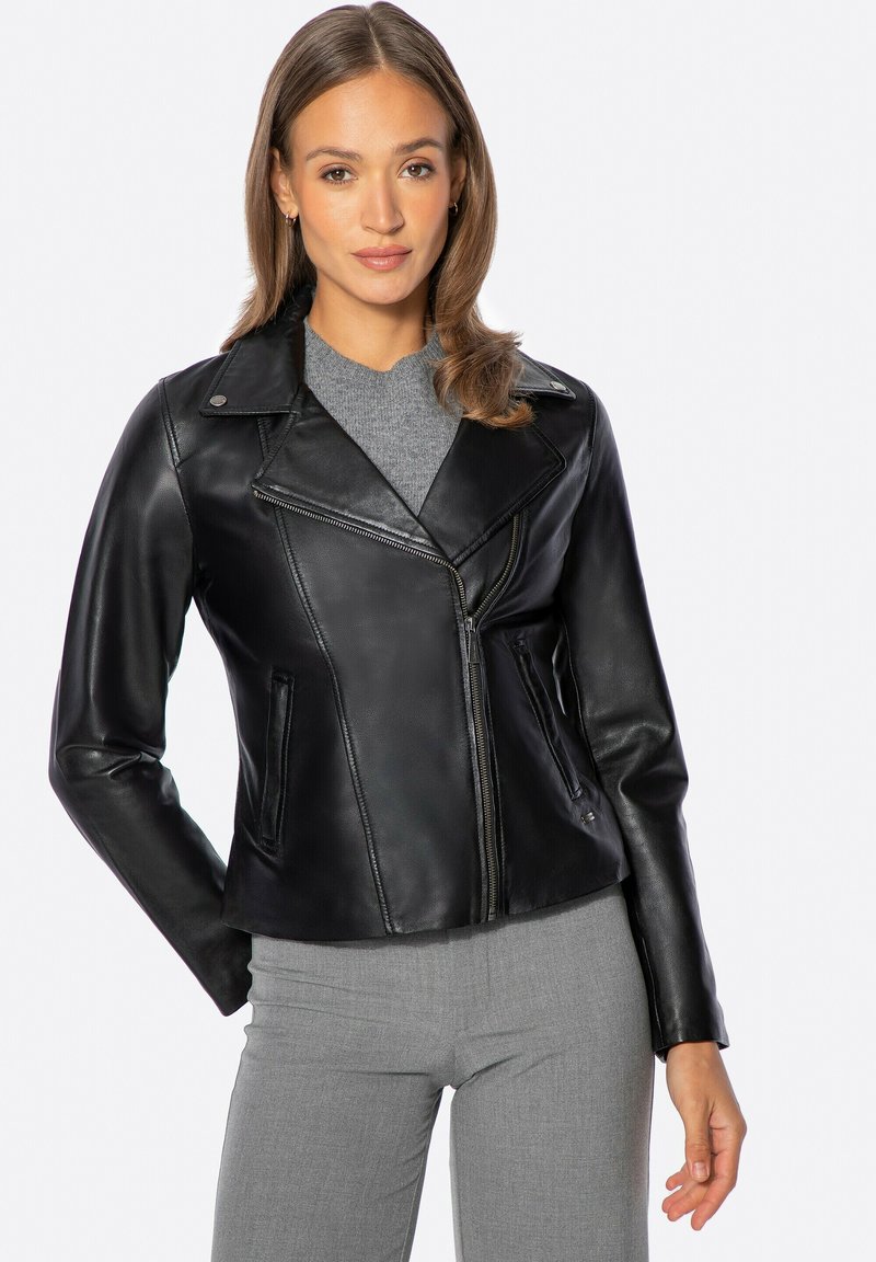 Chaqueta de moto de cuero negro con cremallera diagonal, cuello con muesca y bolsillos laterales; textura suave, diseño ajustado.