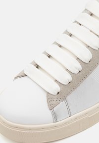 BOSS RHYS TENN PUMT - Tossud - silver