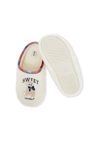 Zapatillas de color crema con una textura esponjosa, con un ribete a cuadros rojos y azules, diseño de oso bordado y el texto "DULCES sueños".
