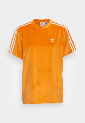 Jaskrawopomarańczowa koszulka Adidas z krótkim rękawem z białymi trzema paskami na ramionach i małym białym logo Adidas na piersi.