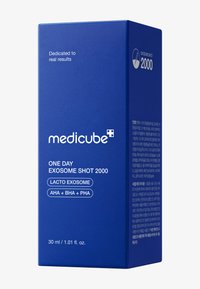 Scatola rettangolare blu per "Medicube One Day Exosome Shot 2000", con testo bianco, dettagli del prodotto e icone che indicano gli ingredienti.
