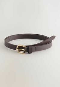 Cintura in pelle marrone con una fibbia d'oro. Caratterizzata da una superficie liscia, un design elegante e una chiusura a un solo gancio. Le estremità si affilano a un punto.