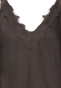 Vêtement marron foncé avec encolure en V bordée de dentelle complexe ornée de détails délicats en franges.