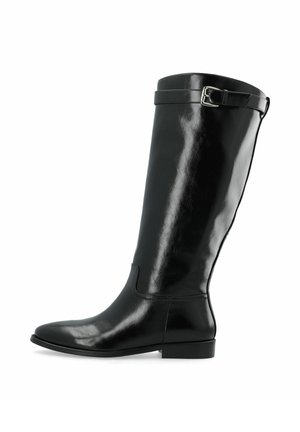 Stivale in pelle nera lucida fino al ginocchio con tacco basso e fibbia regolabile sulla cintura vicino alla parte superiore, mostrato di profilo su sfondo bianco.