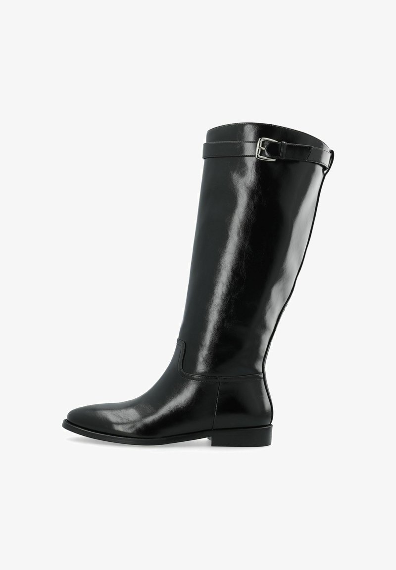 Botte en cuir noire brillante montant jusqu'au genou avec un petit talon et une boucle de sangle réglable près du haut, vue de profil sur fond blanc.