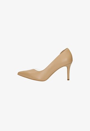 Beige leren dames pump met puntige neus en slanke naaldhak, zijaanzicht op witte achtergrond.