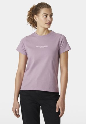 Lichtpaarse katoenen T-shirt met korte mouwen, voorzien van een witte bedrukte logo "HELly HANSEN" gecentreerd op de borst, gecombineerd met zwarte broek.
