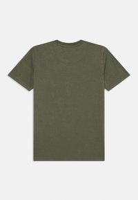 T-shirt verde oliva realizzato in cotone morbido, con maniche corte, scollatura rotonda e una texture liscia, senza fantasie.