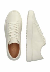 Witte leren sneakers met een ronde neus, platte veters en een gestructureerde rubberen zool. Heeft minimale branding en een gladde afwerking.