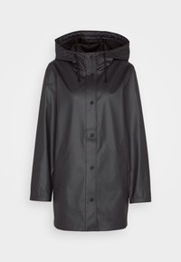 Veste imperméable noire avec capuche, boutons-pression, deux poches latérales et une texture lisse. Conçue pour une utilisation en extérieur et un usage quotidien.