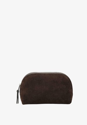 Pochette in suede marrone con forma arrotondata, chiusura in zip e accentuazione con nappina. Texture morbida con finitura superficiale liscia.