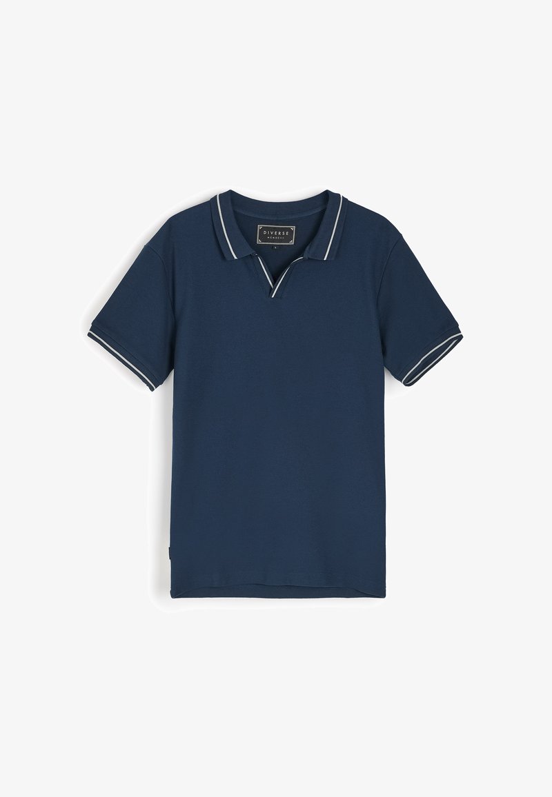Granatowa koszulka polo z teksturowanej tkaniny, z dwukolorowym jasnoszarym kołnierzykiem i akcentami rękawów oraz klasycznym krojem. Metka widoczna w środku.