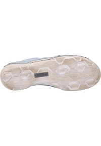 Semelle de chaussure bleu clair avec un motif hexagonal ; présente une base en caoutchouc texturé beige et la marque "JOSEF SEIBEL."