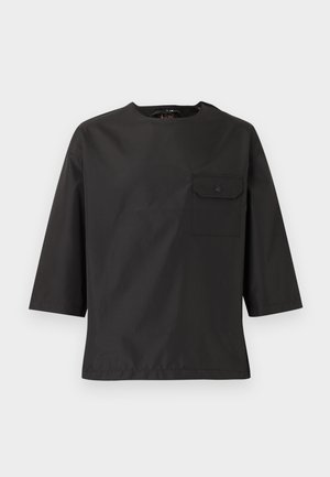 Μαύρο μακρυμάνικο πουκάμισο με φαρδιά μανίκια, στρογγυλή λαιμόκοψη και αριστερή τσέπη στο στήθος με καπάκι που κλείνει με κουμπί.