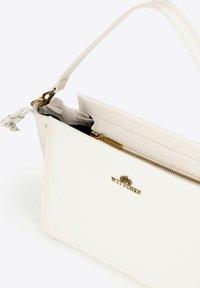 Witte leren handtas met een gestructureerde afwerking, voorzien van een gouden rits en logo. Inclusief een slanke schouderband en een ruime binnenkant.