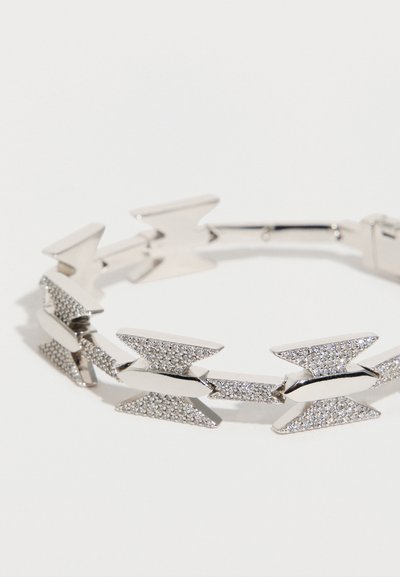 Ασημένιο βραχιόλι με εναλλασσόμενους γωνιώδεις κρίκους και τμήματα διακοσμημένα με μικρούς διαυγείς κρυστάλλους, παρουσιάζοντας γυαλιστερό, υφασμένο φινίρισμα.