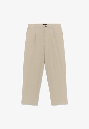 Šviesiai rudos kelnės iš lengvos tekstūruotos medžiagos. Turi tiesų pjūvį, priekines klostes ir vieno mygtuko užsegimą.