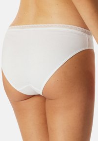 Witte katoenen sliponderbroek met een kanten rand op de tailleband, met een gladde textuur en een klassieke mid-rise snit.