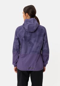 Lila wasserdichte Jacke mit Kapuze, die eine Textur aus matten und glänzenden Bereichen kombiniert, sowie einem reflektierenden Akzent am Saum.