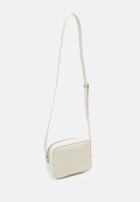 Borsa a tracolla in ecopelle bianca con forma rettangolare, zip superiore e tracolla regolabile. Texture liscia con design minimalista.