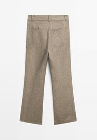 Pantalon beige à jambes larges avec poches arrière et passants pour ceinture, en tissu texturé, vu de dos sur fond blanc.