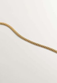 Collar de cadena de oro con eslabones entrelazados, superficie elegante, textura suave y un diseño delicado y flexible.