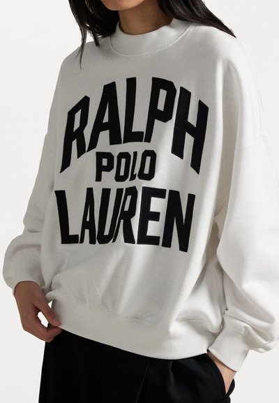 Biele mikina s veľkým čiernym textom "RALPH POLO LAUREN." Má okrúhly výstrih a rebrované manžety.