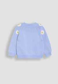 Ljusblått stickat tröja med långa ärmar, med blomstermönster broderat på axlarna samt ribbade manschetter och fåll. Bakre vy.