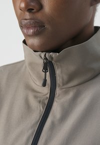 Under Armour UNSTOPPABLE JACKET - Sportovní bunda - taupe dusk/black