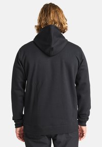 Felpa con cappuccio nera realizzata in tessuto morbido, caratterizzata da una vestibilità rilassata, polsi a coste e un design semplice senza loghi o dettagli visibili.