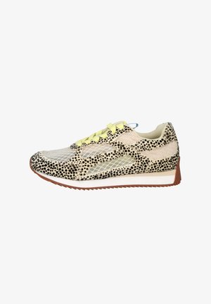 Zapatilla con malla beige y tela marrón clara con manchas negras, cordones amarillos, media suela blanca y suela exterior marrón con estrías.