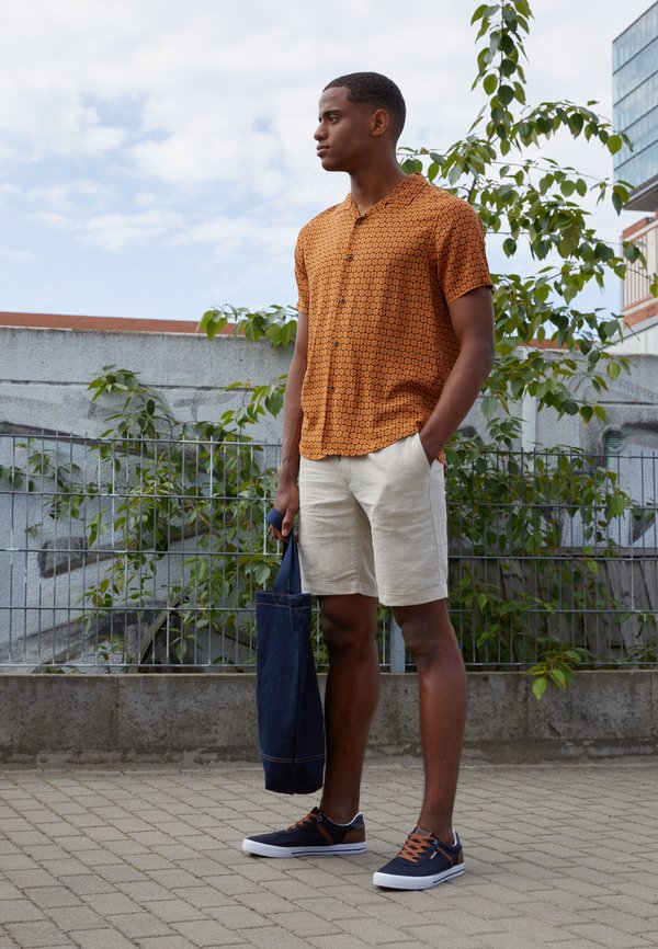 LINEN BLEND DRAWCORD SHORTS  - Shorts - beige