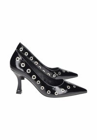 Décolleté in vernice nera con punta affusolata, dotate di grommet circolari metallici lungo i lati e un tacco corto e spesso.