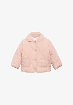 Polstret lyserød jakke med rund krave og to forlommer, der har en quiltet tekstur og knaplukning.