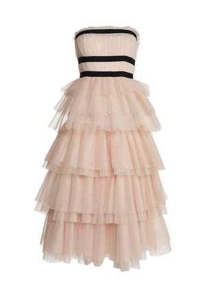 Strapless jurk van lichtroze tule, met gelaagde ruffles, zwarte horizontale strepen en een gestructureerde afwerking.