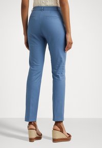 Lauren Ralph Lauren DOUBLE FACED STRETCH COTTON TROUSER - Housut - pale azure