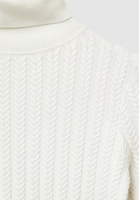 Pull à maille torsadée avec un col roulé haut en fil blanc doux et texturé, présentant un motif côtelé subtil le long du col et du corps.