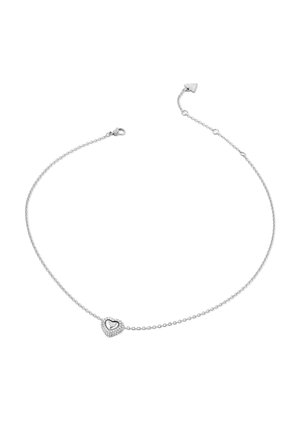 Silberne Armbandkette mit einem herzförmigen Anhänger, der eine glatte Oberfläche und kleine kreisförmige Akzente um ein poliertes Zentrum aufweist.